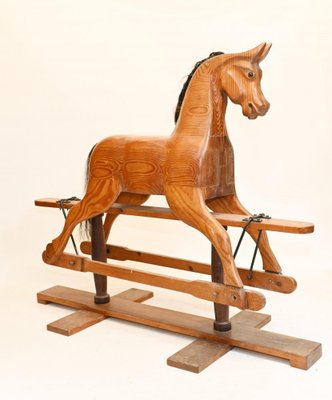 Cavallo a dondolo in legno intagliato, anni '30 in vendita su Pamono
