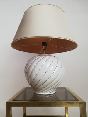 Lampade da tavolo in ceramica smaltata bianca e dorata di Tommaso Barbi,  anni '70, set di 2 in vendita su Pamono