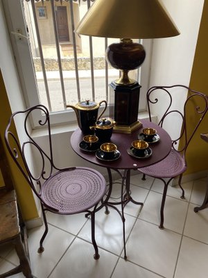 Tavolo e sedie da giardino color malva in ferro battuto, set di 3 in  vendita su Pamono