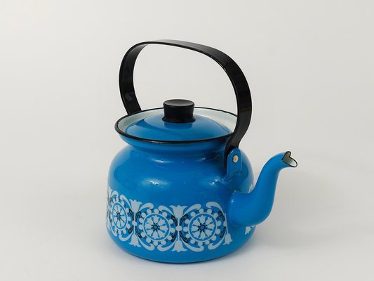 https://cdn20.pamono.com/p/g/1/5/1512795_6881vs8uzl/mid-century-finnish-enamel-tea-pot-kettle-by-kaj-franck-1960s-7.jpg