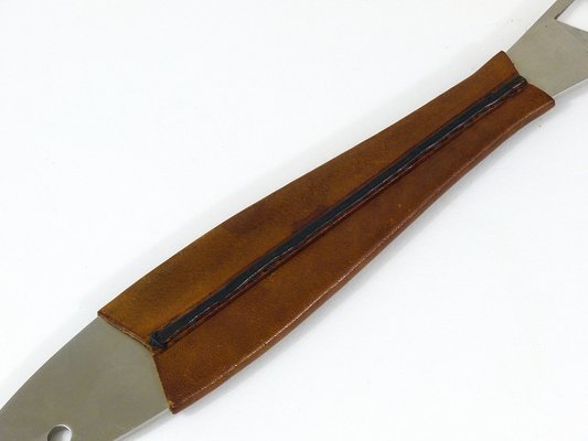 https://cdn20.pamono.com/p/g/1/5/1512841_kpheg588mp/mid-century-austrian-fish-bottle-opener-in-leather-by-carl-auboeck-for-amboss-1960s-11.jpg