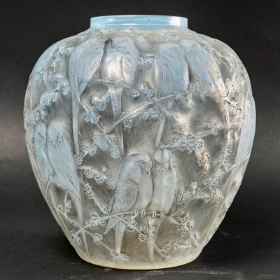 ルイ・ヴァルタ、Vase bleu、海外版超希少レゾネ、新品額付 Opalescent Parrots Vase by René Lalique, 1919 for sale at Pamono