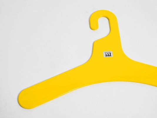 Gelbe Kunststoff Kleiderbügel von Ingo Maurer für Design M, 1970er, 6er Set  bei Pamono kaufen