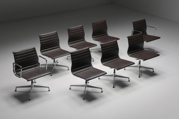 Aluminum outlet chair eames