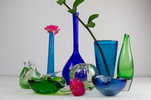 Vasi vintage in vetro, Scandinavia, anni '60, set di 8 in vendita su Pamono