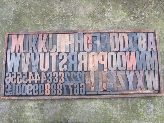 Lettera e numero in legno Linea industrial