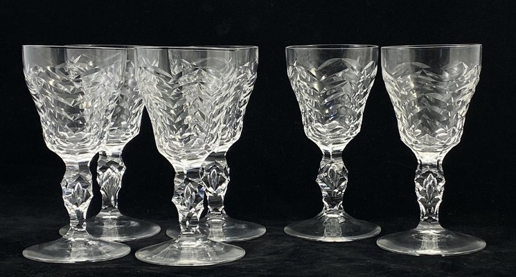 https://cdn20.pamono.com/p/g/1/5/1519473_n0jki9aw40/lead-crystal-wine-glasses-with-odo-pattern-by-w-j-rozendaal-set-of-6-4.jpg