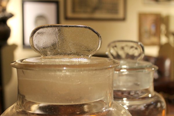 https://cdn20.pamono.com/p/g/1/5/1519730_haub9nv51n/late-19th-century-italian-arts-and-crafts-blown-glass-apothecary-jars-set-1900-set-of-5-8.jpg
