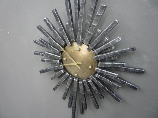 Reloj de pared brutalista de hierro fundido, años 60 en venta en