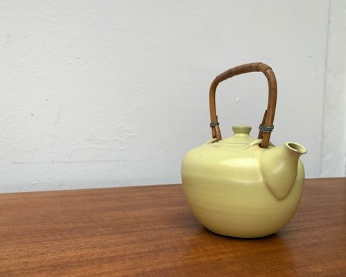 Mid-Century Teekanne aus Keramik mit Bambusgriff, 1960er bei Pamono kaufen