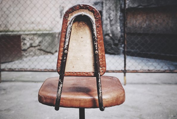 chaise industrielle pivotante américaine en cuir, 1930s en vente sur