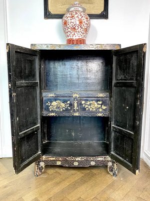 Kleiner schwarzer Lackierter chinesischer Schrank, 19. Jh. bei Pamono kaufen