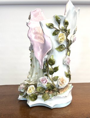 Grand Vase Ancien En Barbotine – Décor Fleurs Et Femme Ailée, Style Bleu Gris Vintage