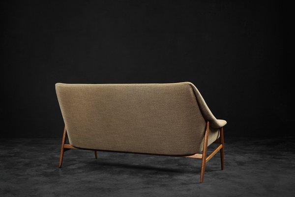 Divano Mid-Century moderno a due posti in tessuto marrone di Ikea