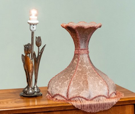 Lampada da tavolo placcata in argento con tre tulipani e paralume in  velluto a forma di diabolo, 1965 in vendita su Pamono