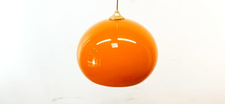 Plafoniera a cupola arancione con asta in ottone in vendita su Pamono