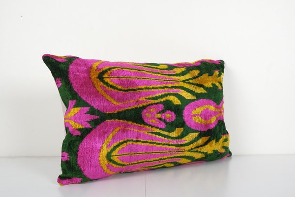 Ikat Kissenbezug aus Samt in Pink und Dunkelgrün mit Tulpenmuster