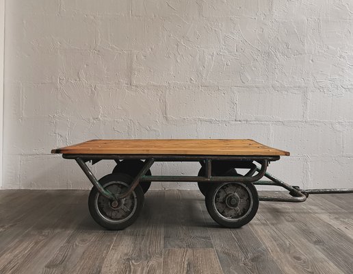 Industrieller Belgischer Couchtisch mit Rollen, 1960er bei Pamono kaufen