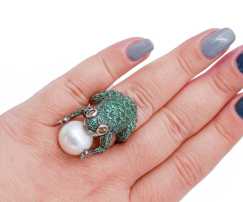 Anello a forma di rana con smeraldi zaffiri gialli perla oro