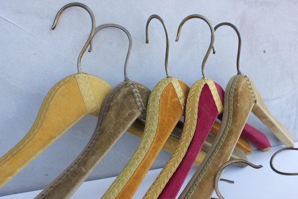 https://cdn20.pamono.com/p/g/1/5/1538913_oi79j82ewz/vintage-velvet-hangers-1960s-set-of-10-2.jpg