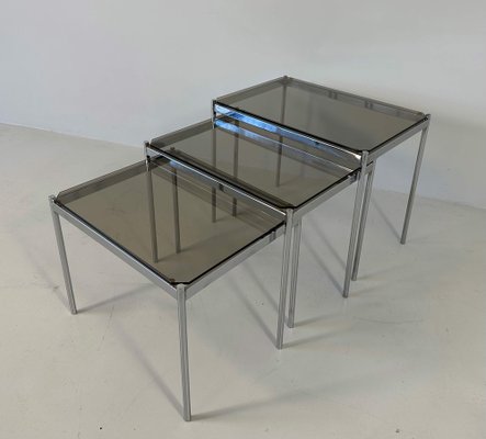Stapelbare italienische Mid-Century 3er Tabletttische aus verchromtem Metall & Glas, 1970er, 2er Set bei Pamono kaufen