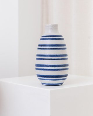 Vaso Mid-Century in ceramica bianca e blu, anni '70 in vendita su Pamono