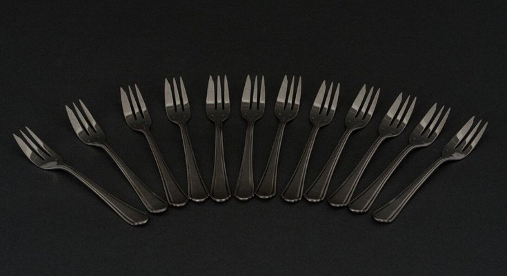 https://cdn20.pamono.com/p/g/1/5/1548844_abvgltjnml/cutlery-set-in-silver-auerhahn-1930-art-deco-73-pieces-6.jpg