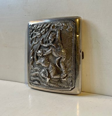 tui  Cigarettes Antique en Argent d'Exportation d'Asie avec Dieux  Guerriers Masqus Nuo, 1890s en vente sur Pamono