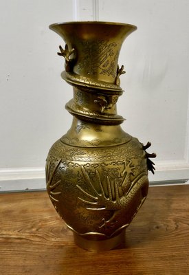Vase en laiton gravé vintage... Vase en laiton chinois