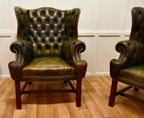Gentleman's Wing Back Chesterfield Library Chairs in Leather, 1900, Set of  2 for sale at Pamono