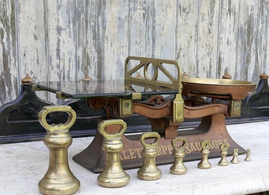 https://cdn20.pamono.com/p/g/1/5/1553010_ru4t9bih4h/victorian-butchers-balance-scales-with-brass-bell-1900-2.jpg