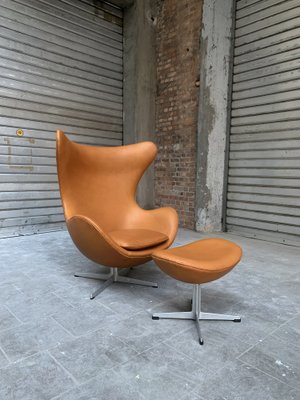 Set of Egg Chair and Ottoman by Arne Jacobsen for Fritz Hansen, 1960s for sale at Pamono