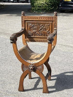 Edwardian Carved Oak Chair with Carved Lion Heads Decoration for sale at Pamono