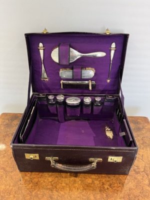 Beauty case da viaggio George in pelle con interni amovibili, anni '20, set  di 15 in vendita su Pamono