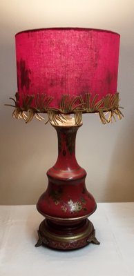 https://cdn20.pamono.com/p/g/1/5/1572910_8rxb49m59s/vintage-red-painted-metal-table-lamp-with-gold-colored-decoration-and-red-fabric-shade-1960s-6.jpg