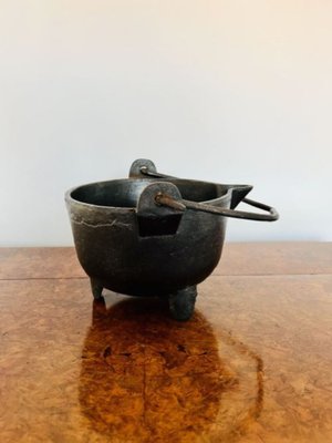 https://cdn20.pamono.com/p/g/1/5/1573057_4ox7c8nzrg/large-antique-victorian-cast-iron-pot-1860-3.jpg