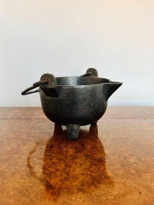 https://cdn20.pamono.com/p/g/1/5/1573057_ajhatj61qv/large-antique-victorian-cast-iron-pot-1860-4.jpg