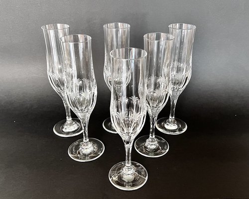 https://cdn20.pamono.com/p/g/1/5/1575823_zpowo22tcm/german-crystal-champagne-flute-glasses-1980s-set-of-6-3.jpg