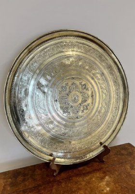 Großes viktorianisches graviertes rundes Tablett aus gemischtem Metall, 1880er bei Pamono kaufen