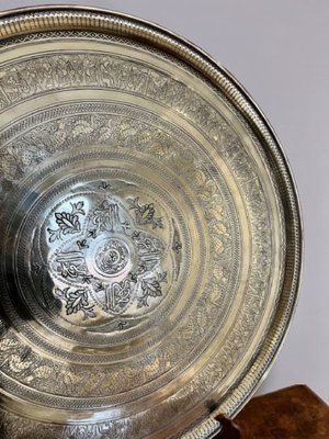 Großes viktorianisches graviertes rundes Tablett aus gemischtem Metall, 1880er bei Pamono kaufen