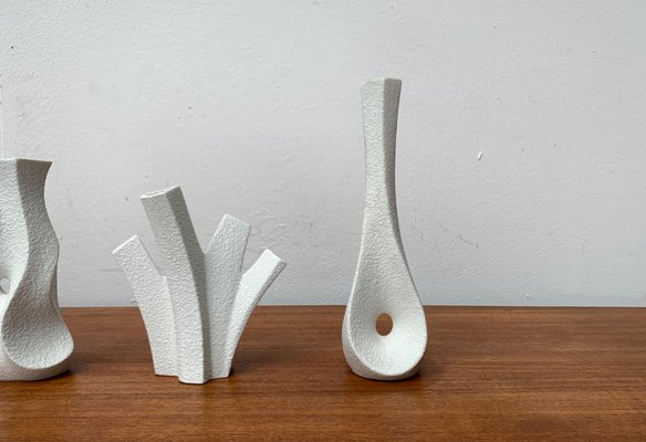 Weiße skulpturale deutsche Mid-Century Op Art Vasen von Peter Müller für Sgrafo Modern, 1960er, 6 . Set bei Pamono kaufen