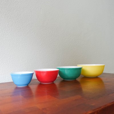 https://cdn20.pamono.com/p/g/1/5/1581995_gahsatb2u5/vintage-pyrex-mixing-bowls-1950s-set-of-4-5.jpg