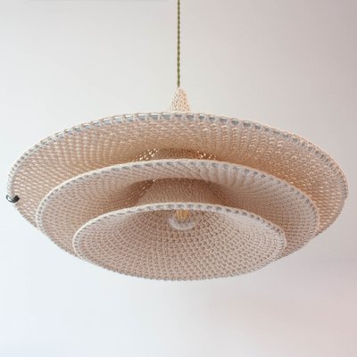 Lampe en Crochet Small Layers Fait Main par Com Raiz en vente sur