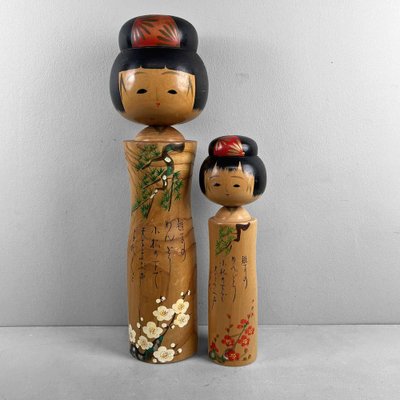 https://cdn20.pamono.com/p/g/1/5/1584071_tirp3glxco/vintage-sosake-kokeshi-figurines-by-takahashi-tatsuro-1960s-set-of-2-1.jpg