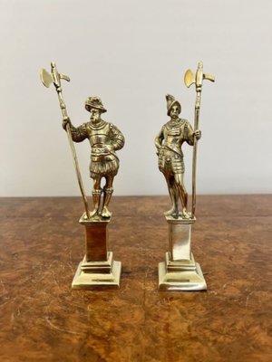 https://cdn20.pamono.com/p/g/1/5/1584103_8x7lmq6l49/antique-victorian-quality-brass-figures-of-cavaliers-1860-set-of-2-3.jpg