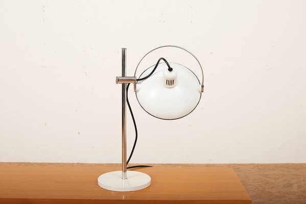 Lampada da tavolo in metallo verniciato bianco, tubo in acciaio