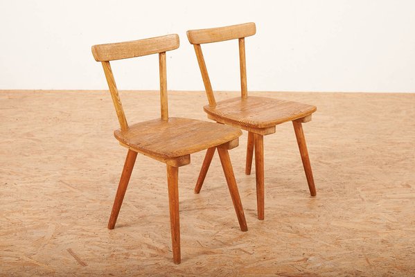Set di sedie per bambini. Gambe, sedile e schienale in legno (prezzo fisso)  Di. Jacob Müller per Wohnhilfe, 1944. Di Jacob Müller, set di 2 in vendita  su Pamono