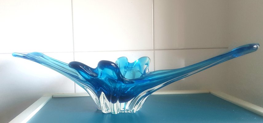 https://cdn20.pamono.com/p/g/1/5/1587863_sxiyn52agw/blue-murano-glass-centerpiece-bowl-1950s-1.jpg