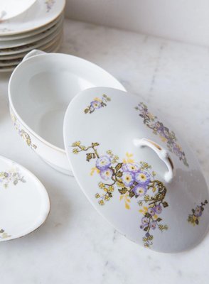 Plat en porcelaine de Tournai décor à la mouche 3 clochettes