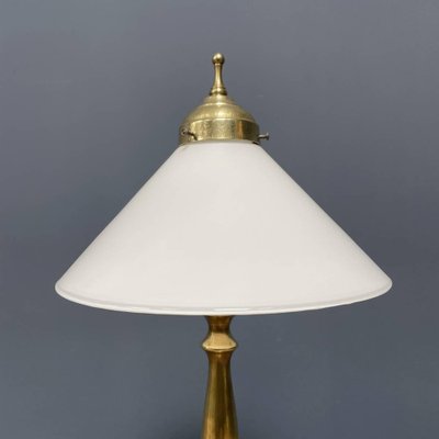 Tischlampe aus Messing mit Schirm aus Opalglas bei Pamono kaufen